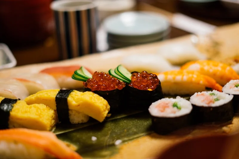 Chef japonais préparant des sushis traditionnels