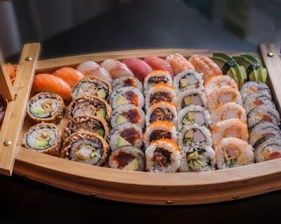 Mains de chef préparant des sushis artisanaux